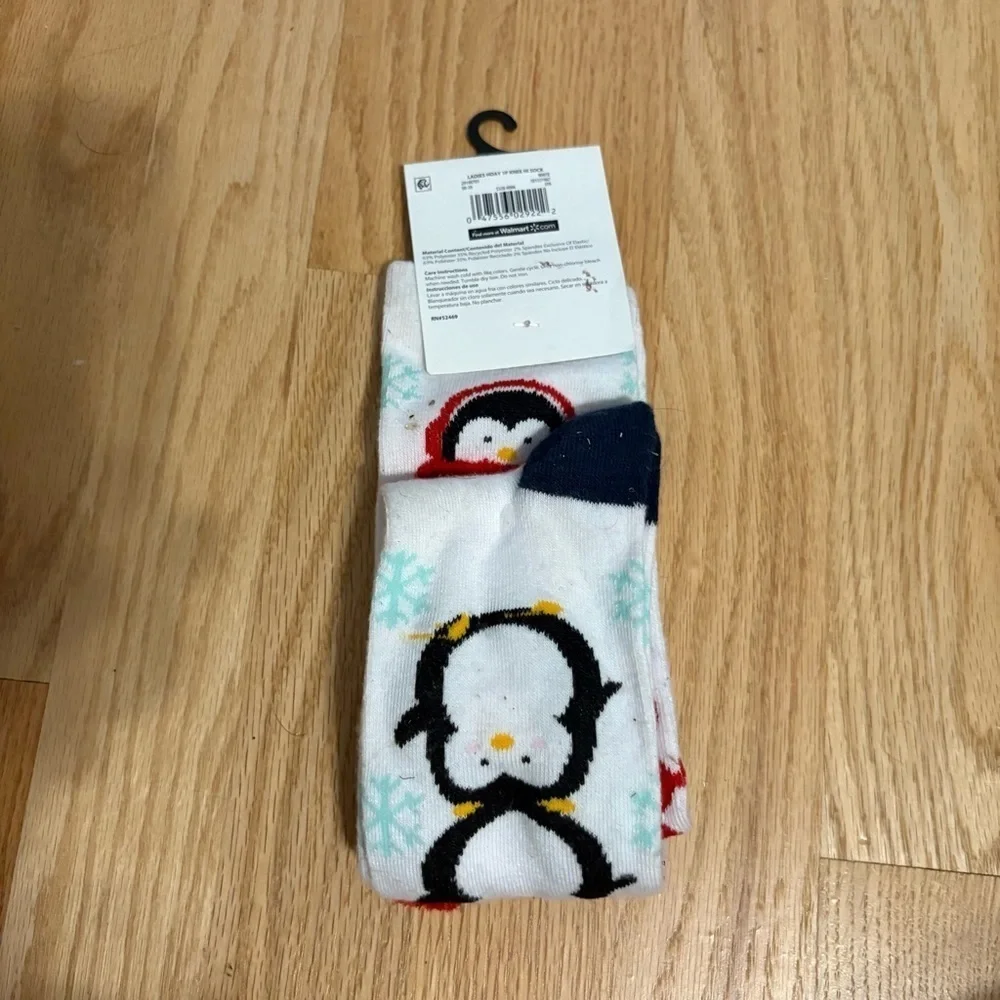 Penguin Knee High Socks NEW Sz 4-10 Women’s Christmas Winter